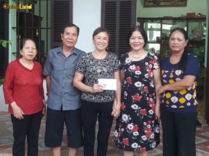 Đại diện tập đoàn Gland trao quà cho gia đình anh Nguyễn Mạnh Hùng